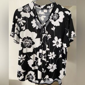 Short sleeve black & white floral blouse with tie collar and flowy sleeves